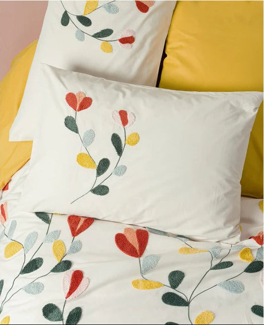 Embroidery bloemen slaapkamer